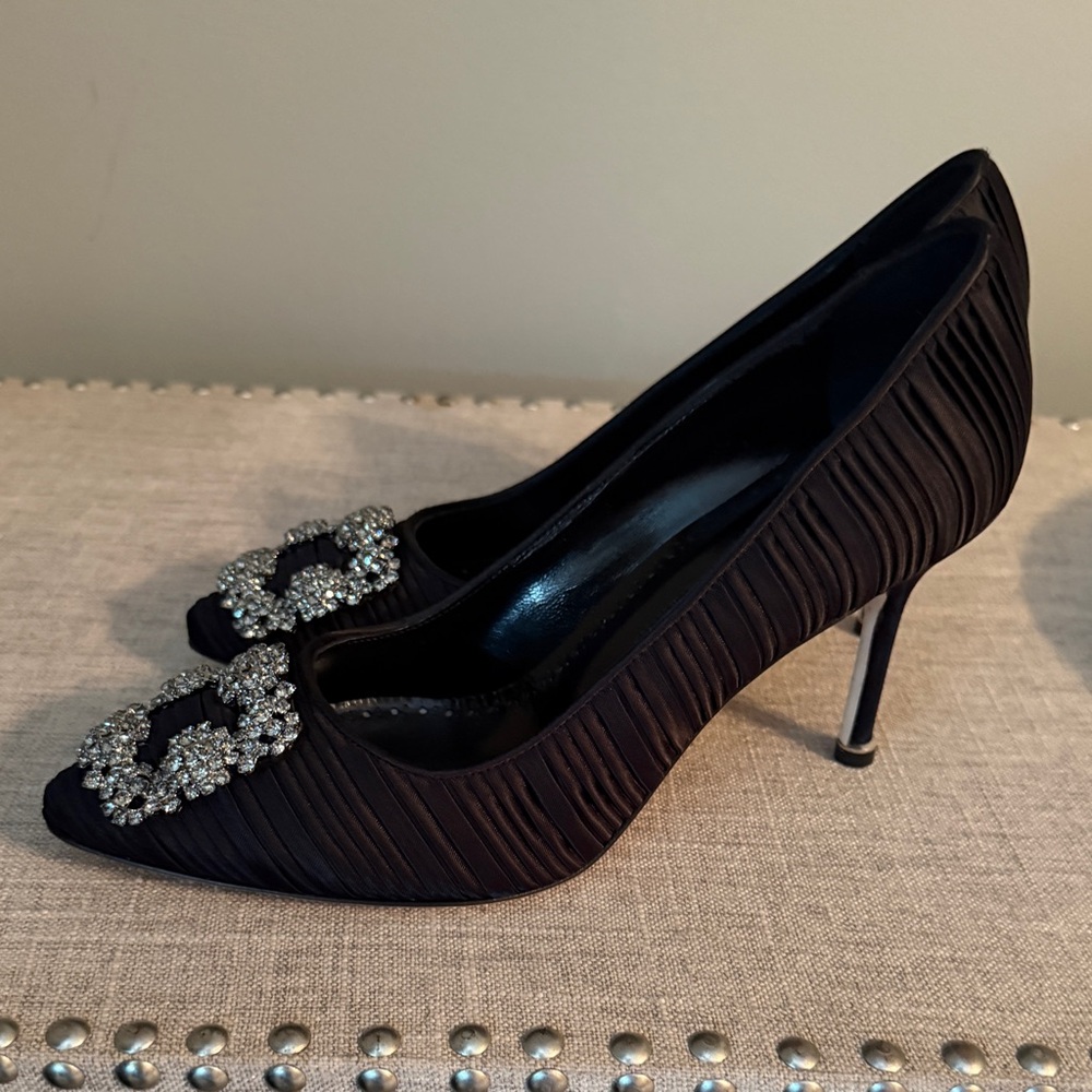NIB Manolo Blanhnik Hangisi Pump in Black Pleated Satin, size 37.5, heel 90 mm - Picture 3 of 13